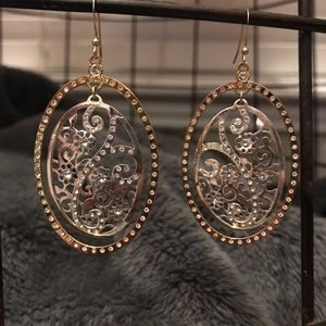 ✨Beautiful, two tone, light weight earrings ✨